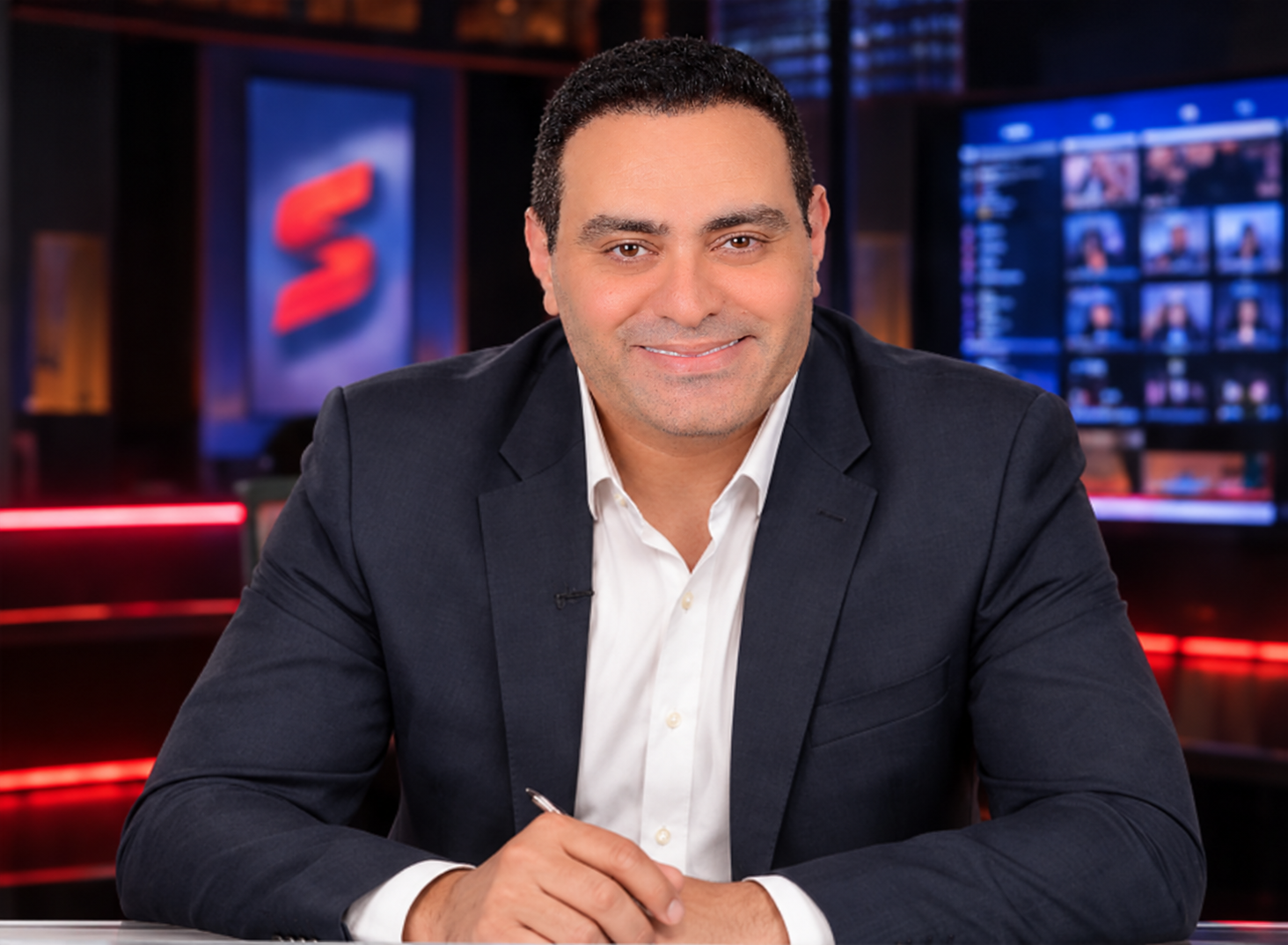 الإعلامي محمد ممدوح داخل الاستوديو